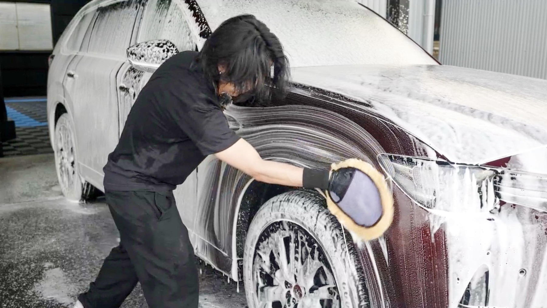 GRAYCIAの施工風景。手洗いで丁寧に洗車する様子